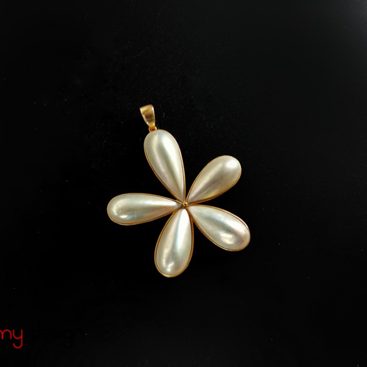 Pearl pendant attached with 14k gold